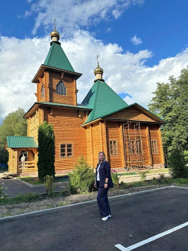 Отличный костюм. Заказывала два цвета, выбрала этот. Всё в размере. У меня рост 163см штаны укорачивала.