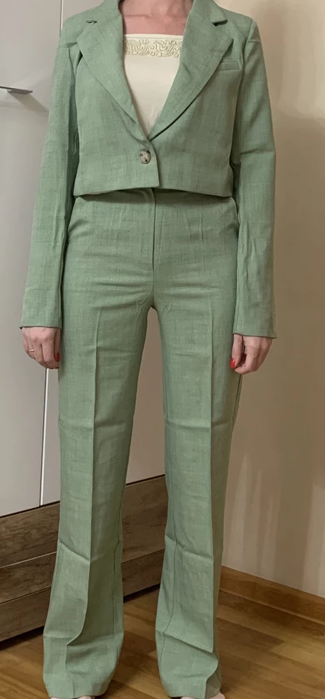 Классный костюм! Ткань приятная, лёгкая, очень хорошо пошит, смотрятся стильно, очень нежный цвет, приятная покупка, рекомендую.