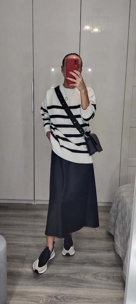 Хороший свитерок. Мой рост 162 , 83-62-90 сел так. По качеству отлично, удивлена даже!👍