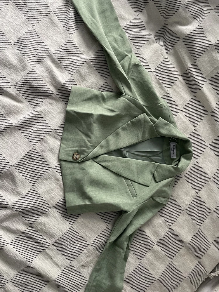 костюм приятного качества, цвет нежный фисташковый, взяла для работы в офисе, сел отлично