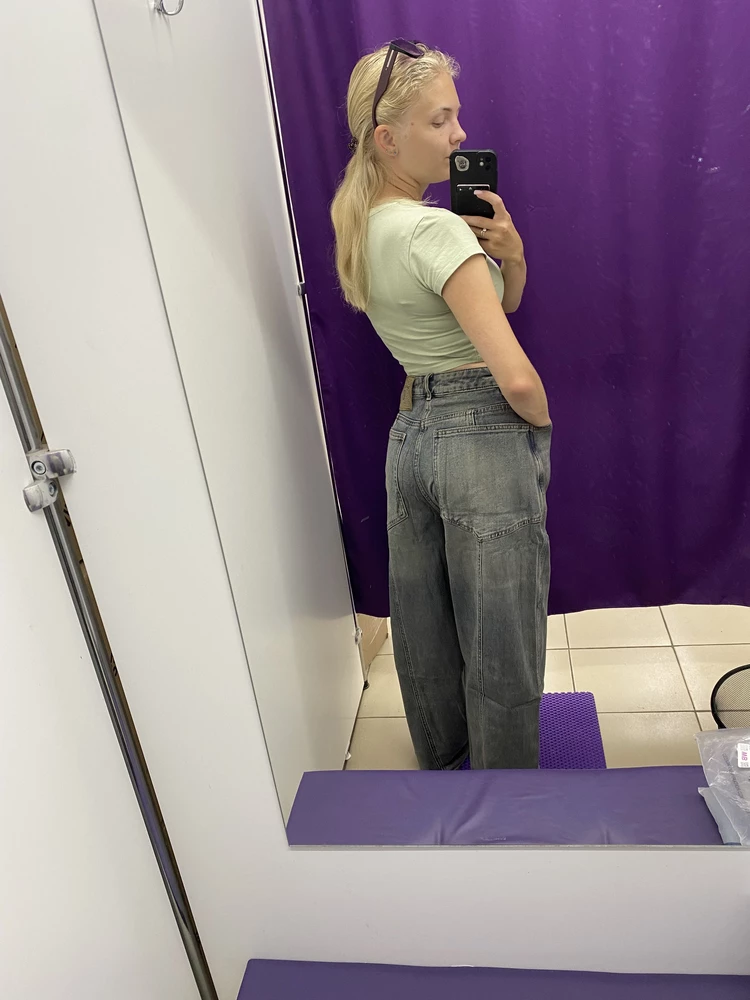 Джинсы просто 🔥 ткань плотная, сшиты качественно, нитки не торчат, размер соответствует 
Рекомендую однозначно всем👍