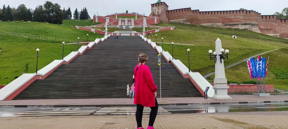 Тёплый, мягкий, отличный кардиган. Не линяет. Попала под дождь и была в белой футболке, всё высохло,без деформаци, без пятен