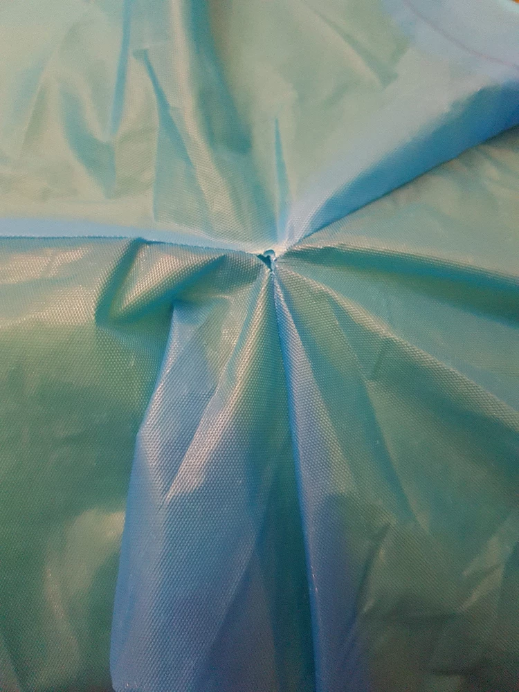 Не плохой плащ, застёжка на мужскую сторону, ткань плотная, но одевала 3 раза - дырки на капюшоне