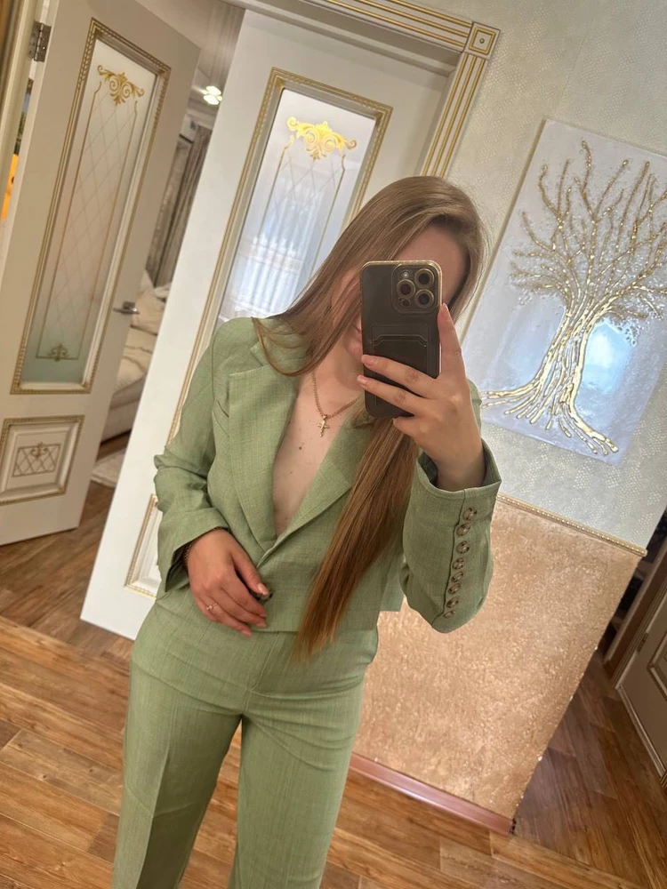 Классный, стильный костюм. Удобно, что он универсальный и его можно одевать и с туфлями и с кедами. Качество хорошее, ткань мягкая и не колется.