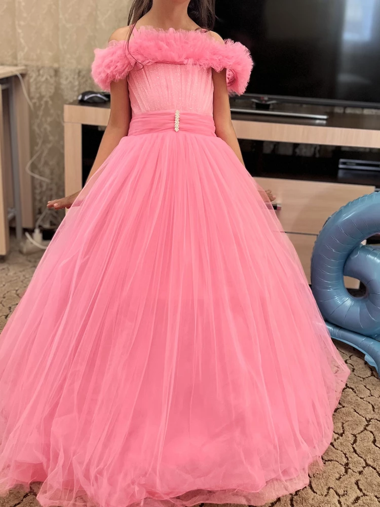 Платье восторг!  В жизни еще эффектнее! Удобное, в комплекте съемные кольца, что очень удобно!