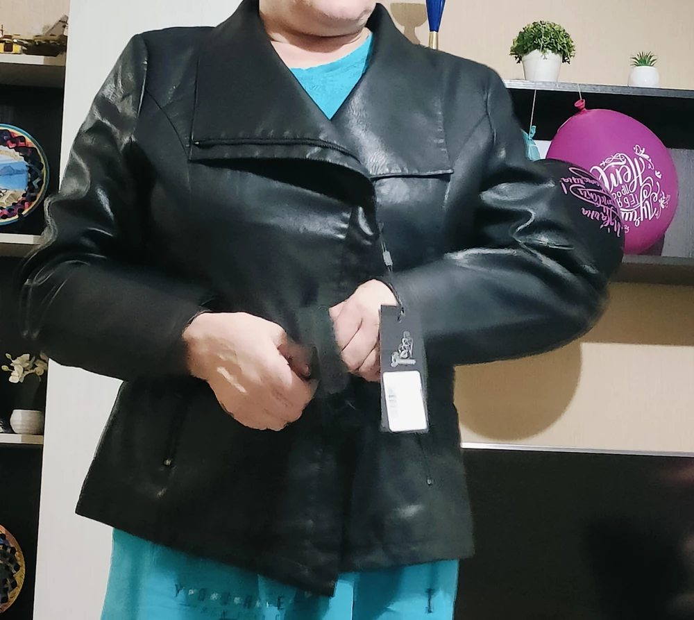 Идёт в размер. Отличная, мне понравилась.