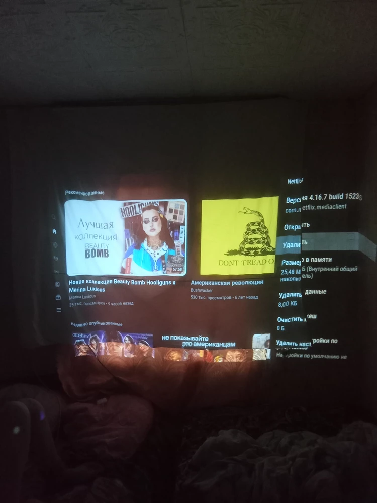 Товар пришел вовремя, качеством пока довольны. Для тех кто, покупает из-за штатива, учтите он не поворачивается, только устойчиво стоит.