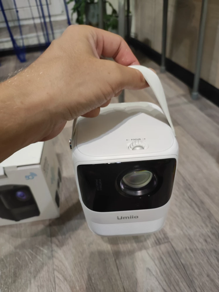 Покупкой довольны, купили детям для просмотров на даче. Миниатюрный, звук хороший, недостатков пока не нашли, вообщем к покупке рекомендую!) (на видео обои в горошек)