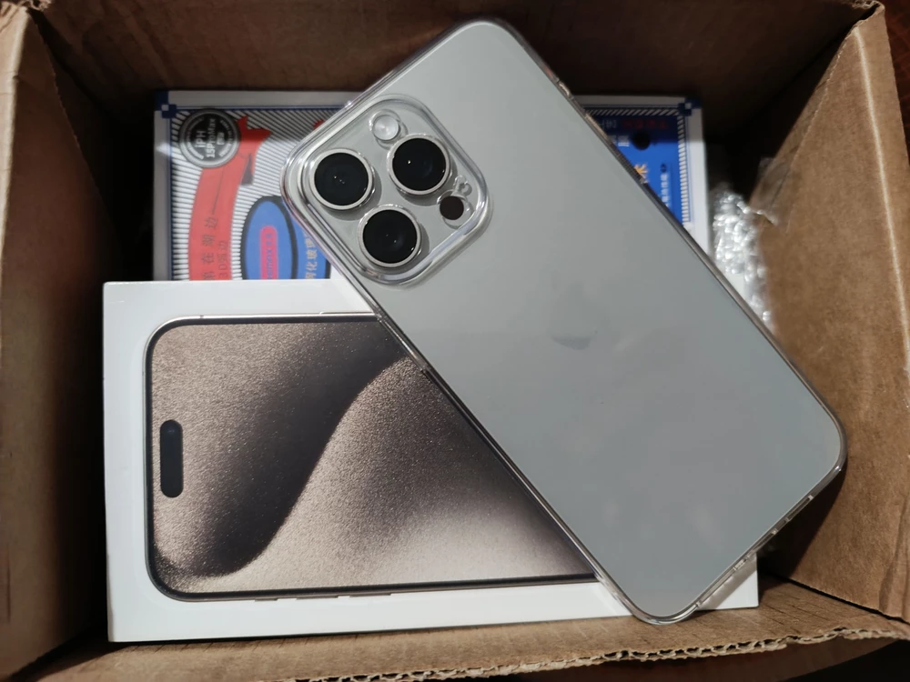 Заказ пришел в срок, смартфон был аккуратно упакован в пленку и коробку, присутствовали все защитные ярлыки, серийный номер был проверен на официальном сайте. В подарок положили силиконовый чехол и защитное стекло, все отличного качества! Спасибо большое, рекомендую к покупке!