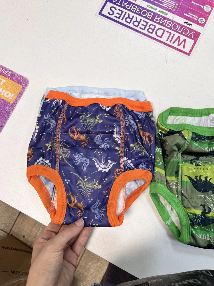 Прлностью синтетика и снаружи и внутри, ткань как у купальника только тонкая аж просвечивает, размер М все трусы разные, светлые самые большие, красные самые маленькие, отказ прямо в пункте!