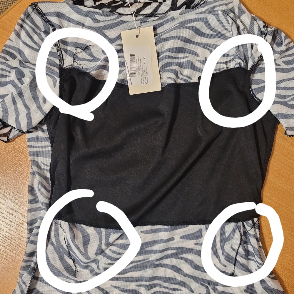 Сама футболка вроде ничего, швы не расползаются, по крайней мере пока, а вот изнанка... та тряпочка (по другому не назовёшь), что пришита к внутренней стороне - в ужасном состоянии, там не просто торчат нитки, в верней части, ближе к подмышкам, она просто расползается - в одном месте даже стрелка пошла как на колготках и обработки никакой... утешила себя тем, что в принципе это можно исправить самой и это не в видном месте. Хотя, думаю, многие бы отказались если бы им пришёл такой товар.