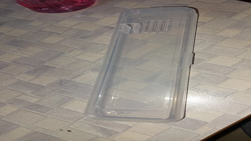 Пришёл в целости,щётка и паста вместимость без проблем. Закрывается надёжно.