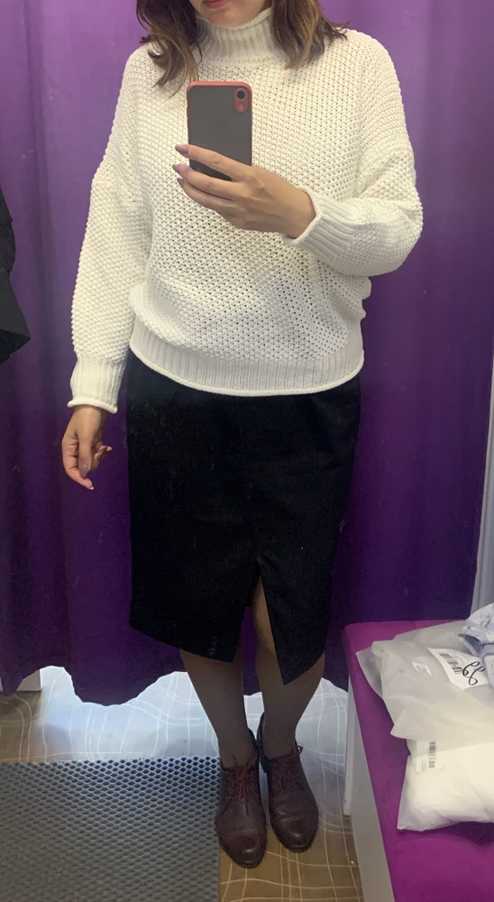 Очень сильно линяет, вся юбка в шерсти была, но сидит неплохо, взяла серый.