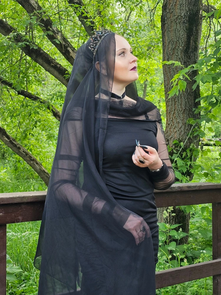 Платье очень понравилось. Я брала его для выхода на мероприятие - готический фестиваль. Подошло идеально как по размеру, так и по фасону. Прозрачная ткань смотрится интересно, не вульгарно. Платье не просвечивает, длина оптимальная - закрывает колени. Покупкой очень довольна.