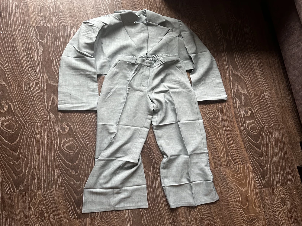 костюм классный,швы везде ровные,доставили быстро,и всё аккуратно упаковано