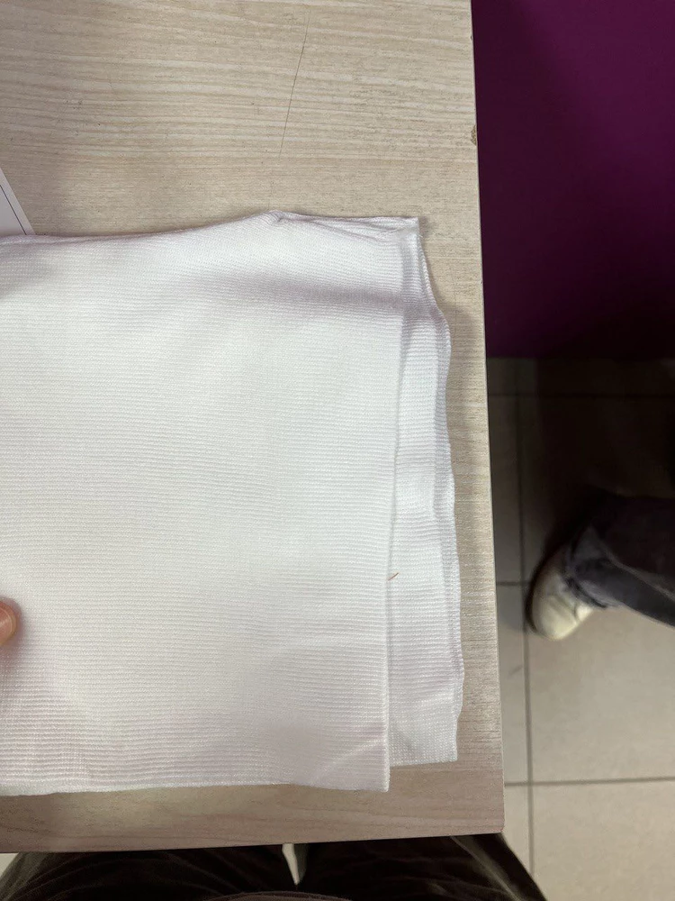 Шорты приятные, тянутся. Смотрятся хорошо. Но длина разная. Забрала думала растянутся. Но при первой носке они растягиваются тол ко в ширь, не вдоину. Так и вышло что одна нога длинее приктыта, вторая к попе скатывается. Жаль