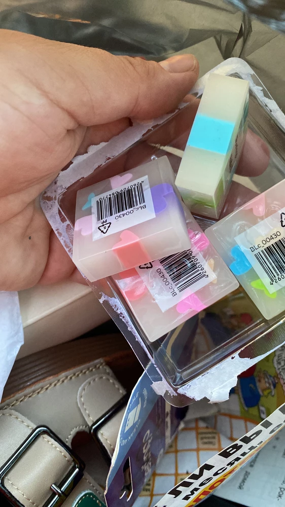 Ластики симпатичные. Запах нейтральный. Оставляет после стирания мусор или нет пока не знаем.