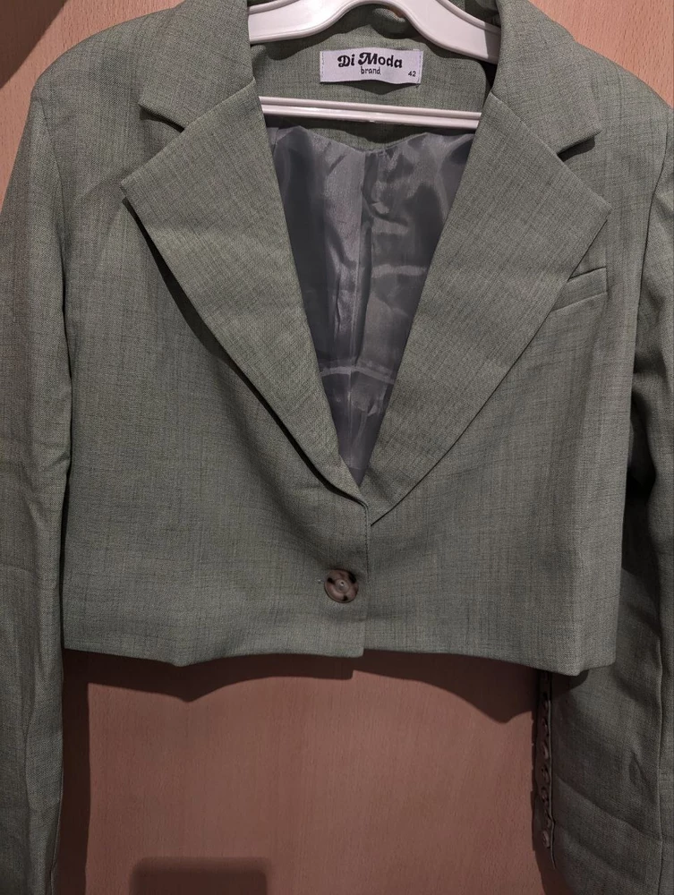 Рада костюму, долго уговаривала МЧ заказать, понравился очень цвет. По размеру сидит отлично