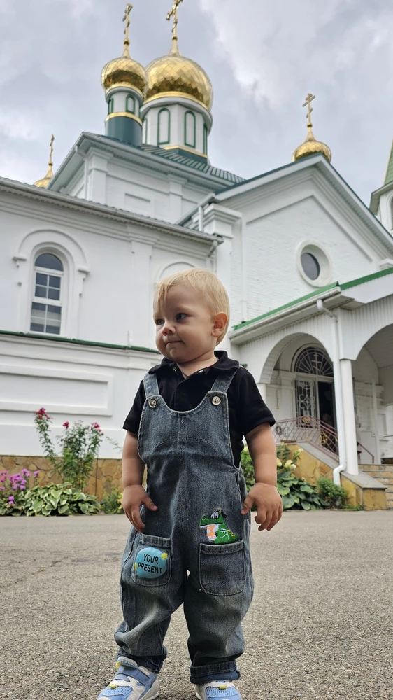 Хороший не сильно плотный джинс,ребёнка не сковывает. Качество отличное!  Брала на конец лета начало осени.