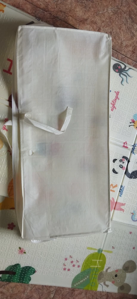 Хороший мягкий коврик, пришел тот же, что и заказывала, без повреждений, хорошо, что в чехле, но ручка одна оторвана, это не критично, быстрая доставка