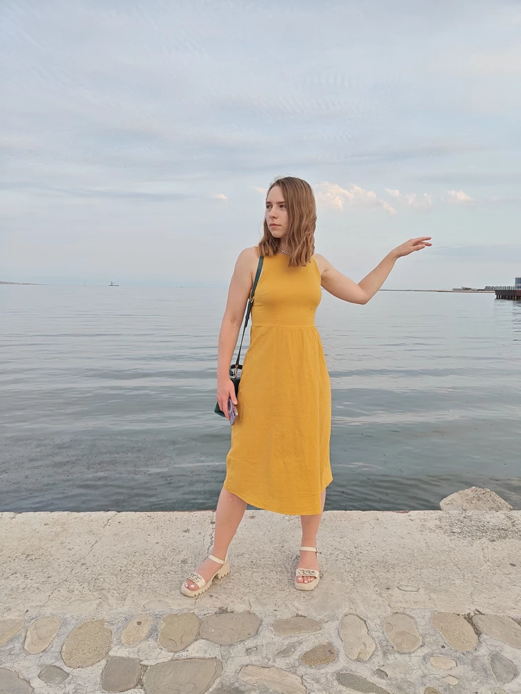 Платье очень красивое, сшито качественно, удобное
