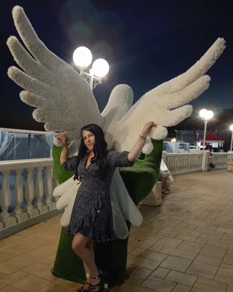 Модель интересная и на этом всё. Чтобы оно хорошо сидело в районе груди пришлось перешивать. Так как внутренняя обтачка вылазила наружу. Сама ткань очень плохого качества, потому что при прошивании горловины от иглы пошли стрелки. И сама ткань склонна к затяжкам, которые тоже дают стрелку. Деньги потрачены зря!