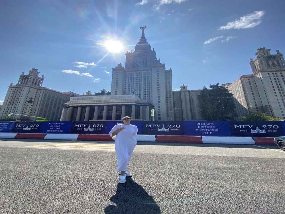 Платье классное! Скрывает все недостатки. Единственное, на рукавах отделка по пройме мохрится после двух стирок.