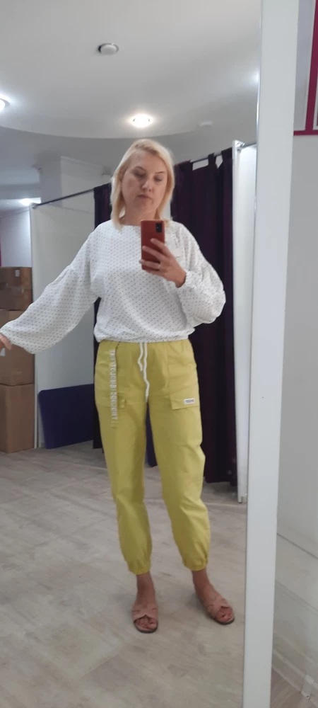 Пошита нормально. Да, рукав необычный, но он не портит блузку. А когда вспомнила, что она стоит 600р, то вообще молча выкупила и довольная пошла домой)).