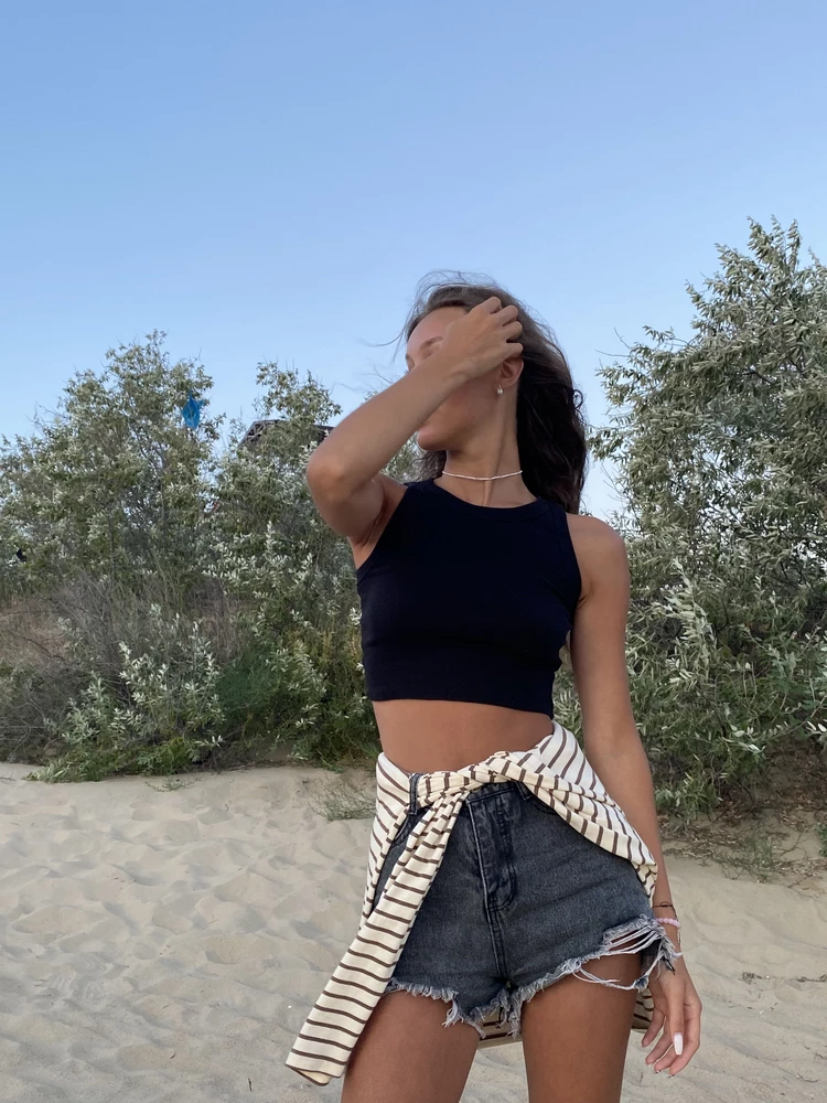 Шорты крутые, ожидала потемнее, но так даже лучше. Сначала смутил замок, думала долго жить не будет, но с учетом частого использования он держится достойно)