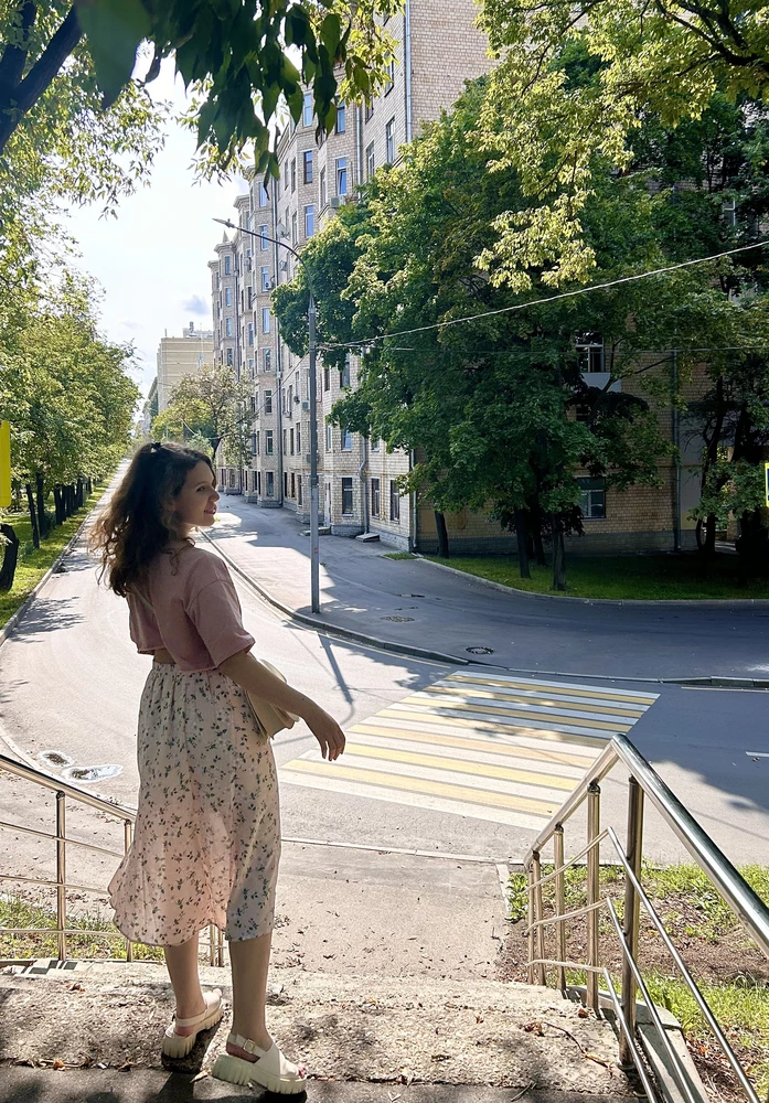 Юбка симпатичная на лето. Если в вас есть типаж романтик, то она идеально подойдёт. Есть подъюбник (мини), поэтому лишнего не видно. Сзади резинка. За 1000₽ - хорошая юбка на лето. Очень приятная ткань, на фото выглядит идеально, резинка нетугая, сильно тянется. Больше всего понравилась розовая. Принт на 4 из 5. Можно сделать цветы более графичными (как листья). Тогда было бы намного лучше. 46 на талию 69 и ОБ99.