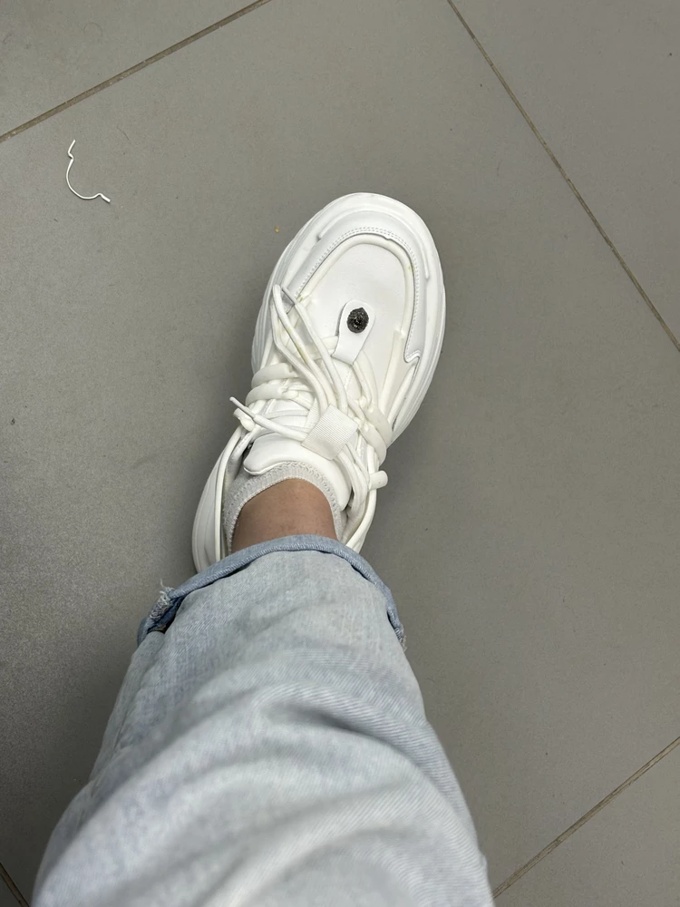 Снимаю одну звезду за шрчзные шнурки.