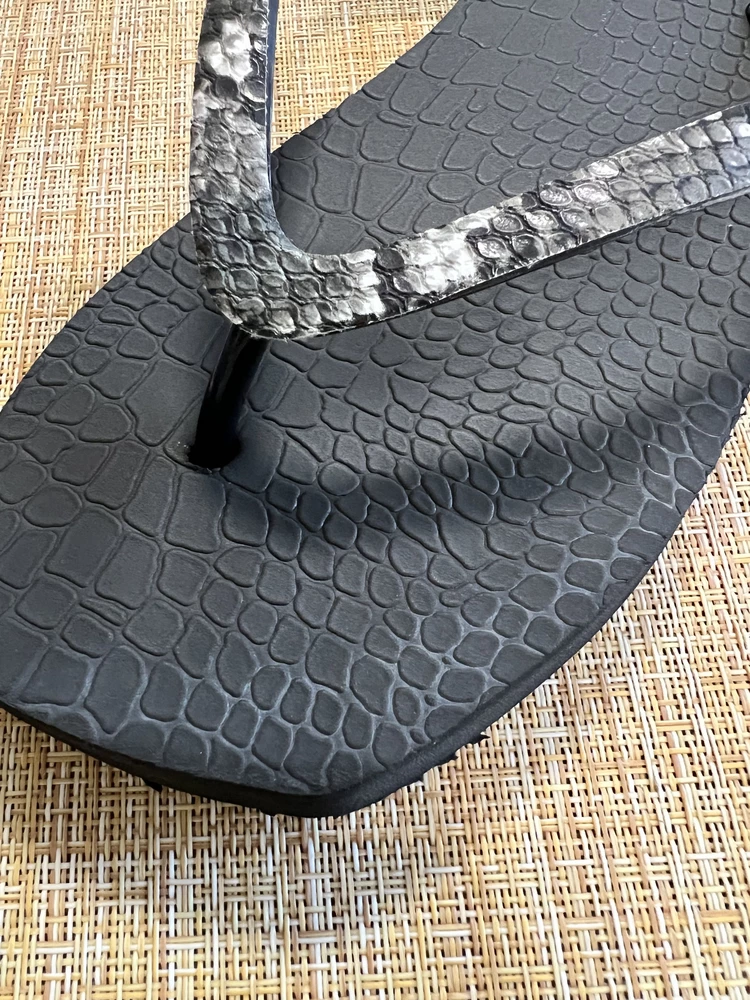 После первого отпуска на море на вьетнамках появились белесые пятна. Мыла и просто водой и с моющими средствами - ничего не помогло. Качество так себе…