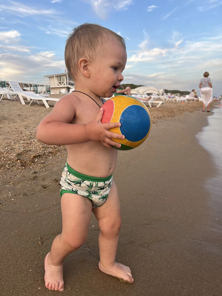 Трусики брала на 11 кг ребенка размер S, чтоб плотно сидели, хотя он у меня не худышка. Размер М болтается, пришлось вернуть и перезаказать. Качество ткани, как на купальнике, использовали на море в качестве плавок, но вот в качестве тренировочных трусиков никуда не годятся. Для маленьких пописов-не протекут, но бужут мокрыми насквозь. Но когда ребенка приучаешь к горшку, малыш уже может задерживать мочу для большого пописа-так вот мокро все:трусы, дите, лужа под ним на полу. На кровать/диван в них точно нельзя.