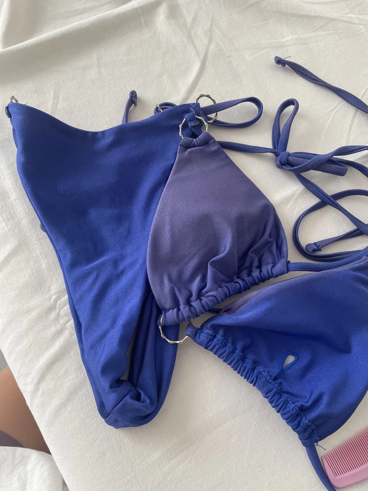 Очень понравился фасон,как сидит, но вот так он выцвел всего за две поездки на море! При этом, я меняла его  с другими купальниками. С ними таких проблем не было, хотя они тоже яркого и насыщенного цвета, и пользуюсь ими не первый год. 

Что касается размера, трусы - сидят отлично, а верх маломерит.