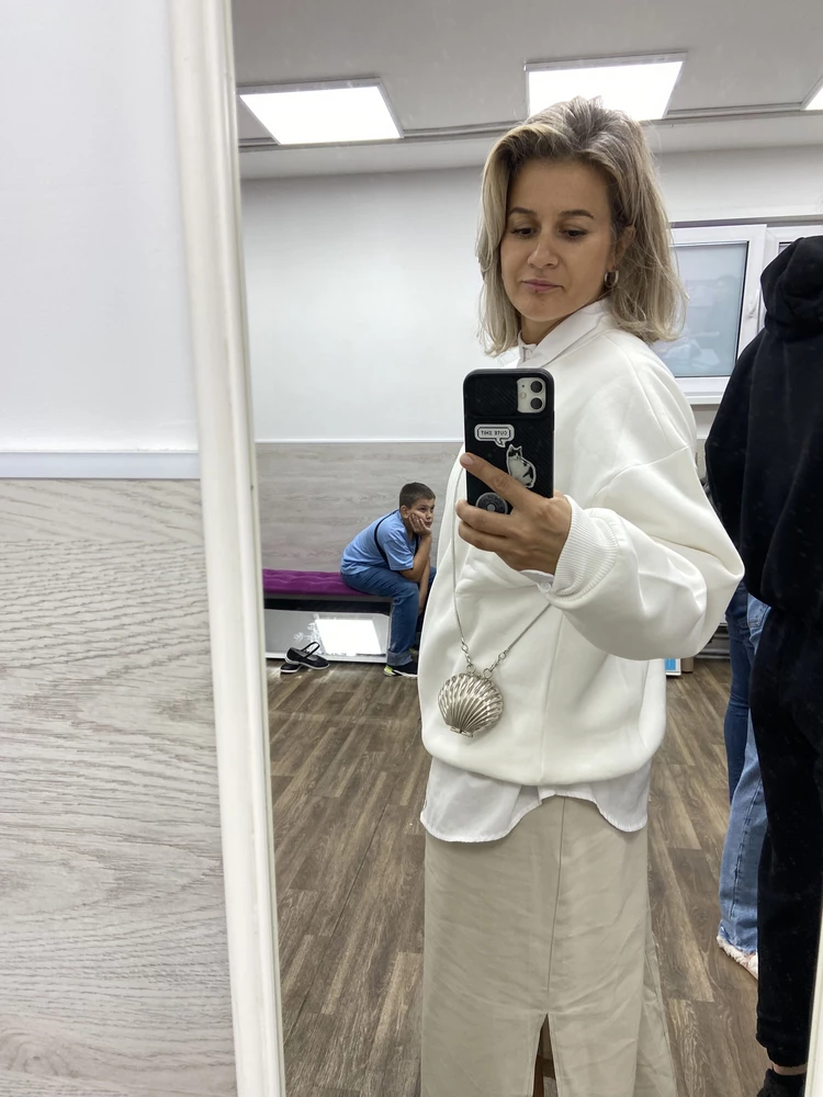 Отличный свитшот на прохладную погоду, тепленький, мягкий как облачко. Рекомендую💞