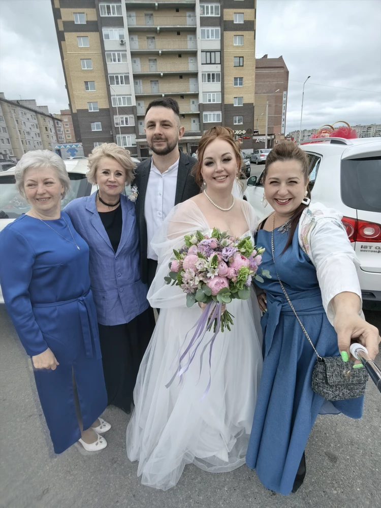 Платье и фасон  очень красивое, но ткань очень плотноватая и грубая.