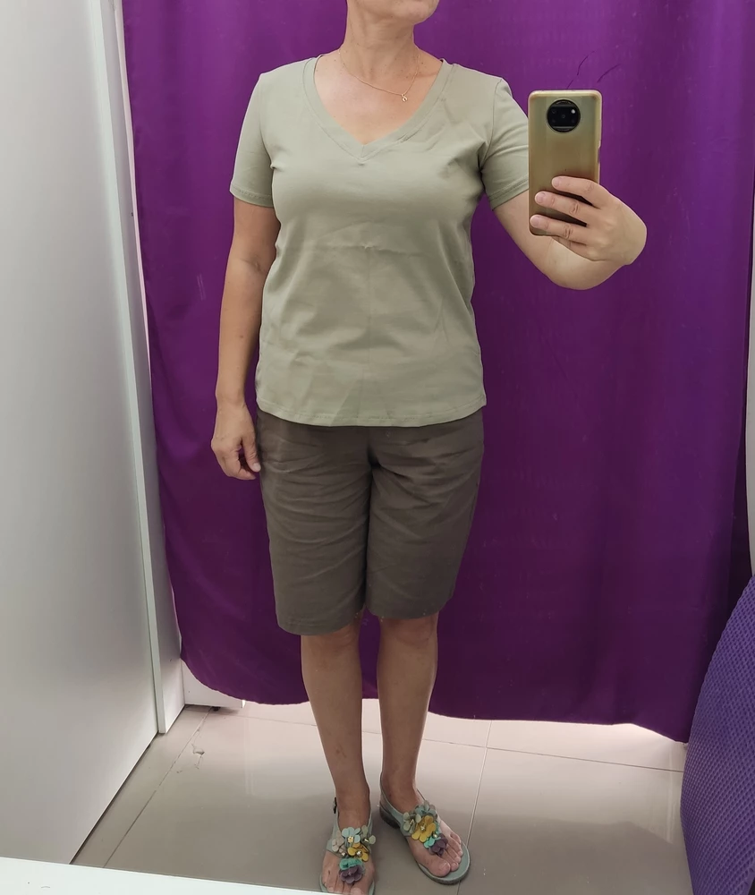 Хорошая футболка, плотная, в размер. Швы ровные, нитки не торчат. После стирки не изменилась никак.