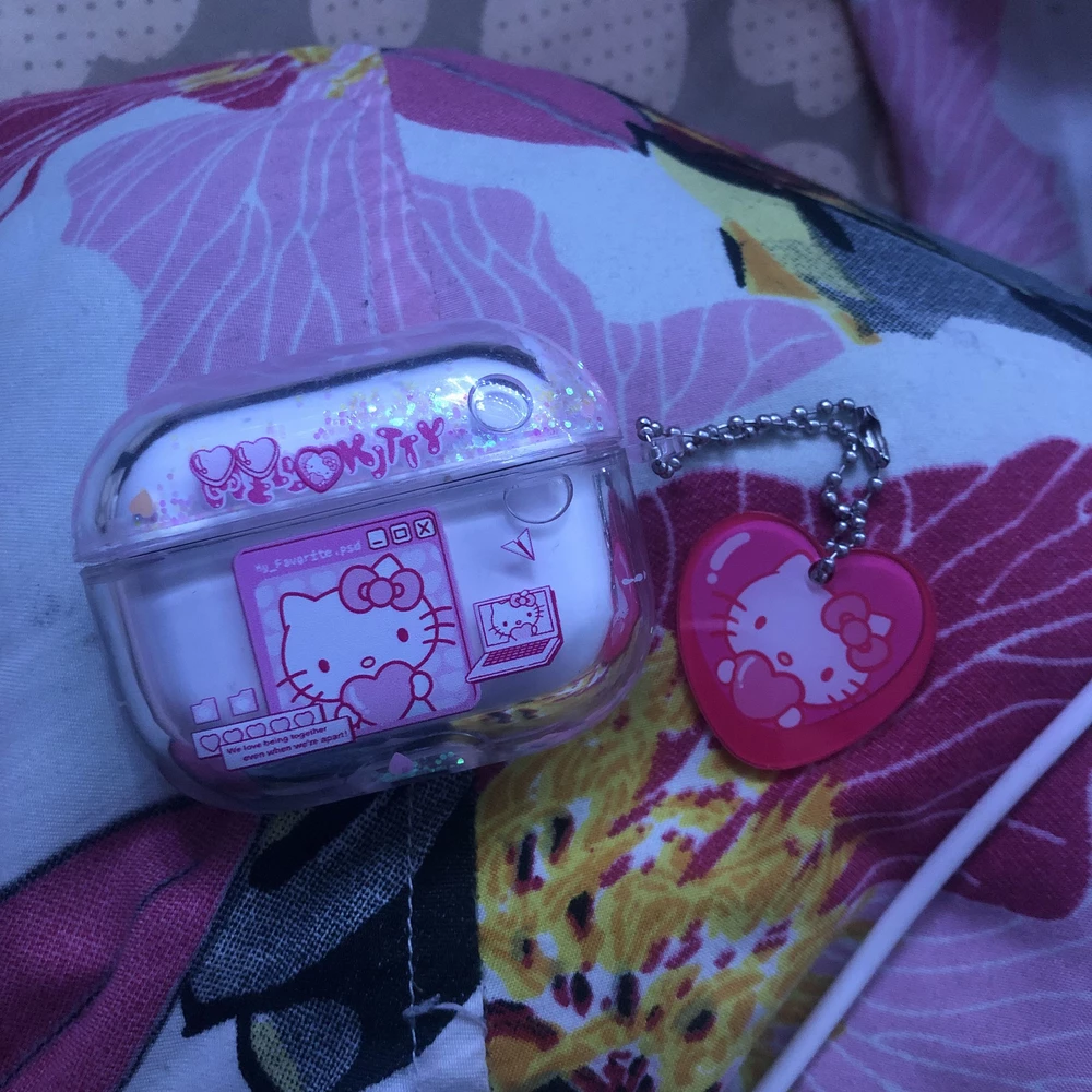 Челох оооочень красивый, но крышка вообще не держится, она налазит еле еле и от малейшейго касания спрыгивает, пробывала на разных накшниках, вся семья ходит с одинаковыми