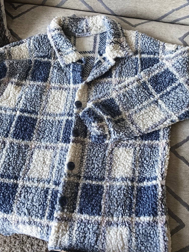 Понравилась. На свой 48 брала S, достаточно свободна. Когда распаковала, ворс полетел🤨. Но когда дома постирала, нормально стало. Рубашка прям легкая, синтетика правда голимая, но на прохладные летние деньки да и на начало осени нормально будет. Смотрится прикольно, ткань крупный барашек.👍 Да и цена на момент моей покупки прям заманчива была, около тысячи, решила оставить.