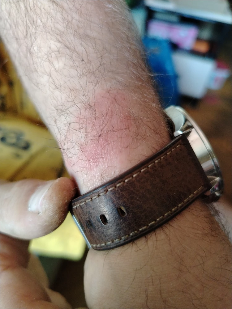 К часам подошёл ремешок, но видимо из за качества на коже начал появляться ожог. В итоге поменяли на старый