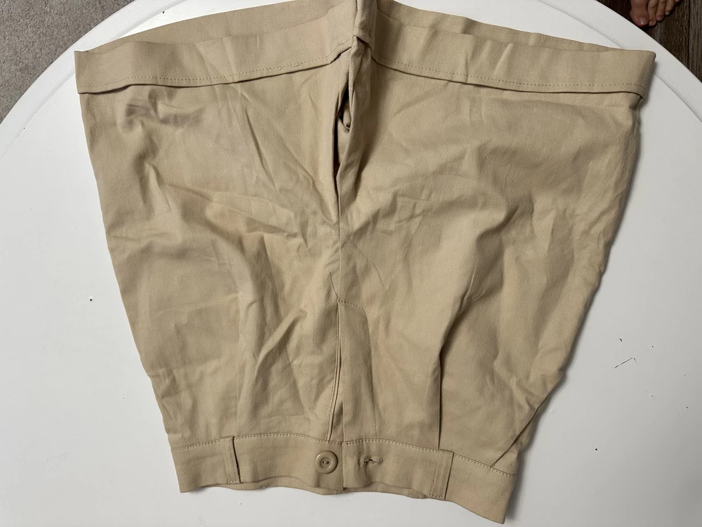 Продавец намеренно обманывает выставляя фото других шорт! И цвет, и пошив и даже пуговица не соответствует действительности и сидят они абсолютно по - другому! Не сразу заметила и срезала этикетку, теперь не сдать! Не рекомендую! Продавец обманщик