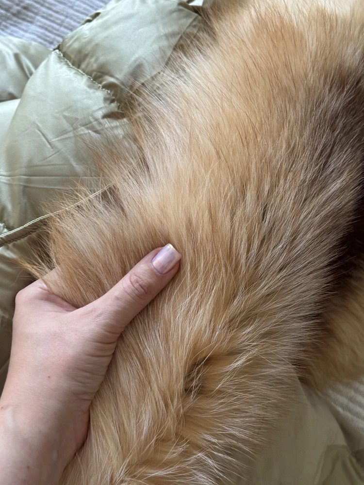 Очень красивый пуховик, сел отлично, цвет мой любимый, подойдет под все. Качество идеальное, мех густой, все швы ровненькие.
Рекомендую!