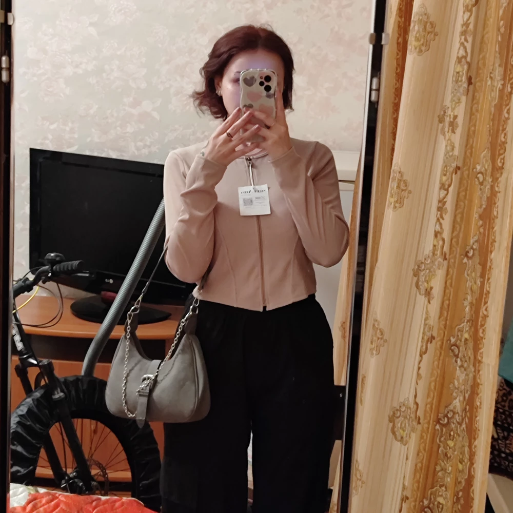 Очень комфортная к телу, тоненькая, думала будет плотнеее
Но в целом всё отлично