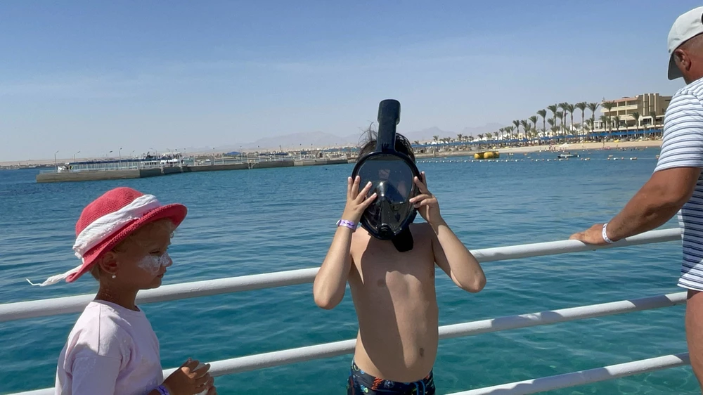 За свои деньги хорошая маска. Ребенку было удобно, дышать хорошо, стекло не потело первое время. Посе недели использования стало запотевать стекло и немного пропускать, но не критично. На море посмотреть на рыбок - самое то!