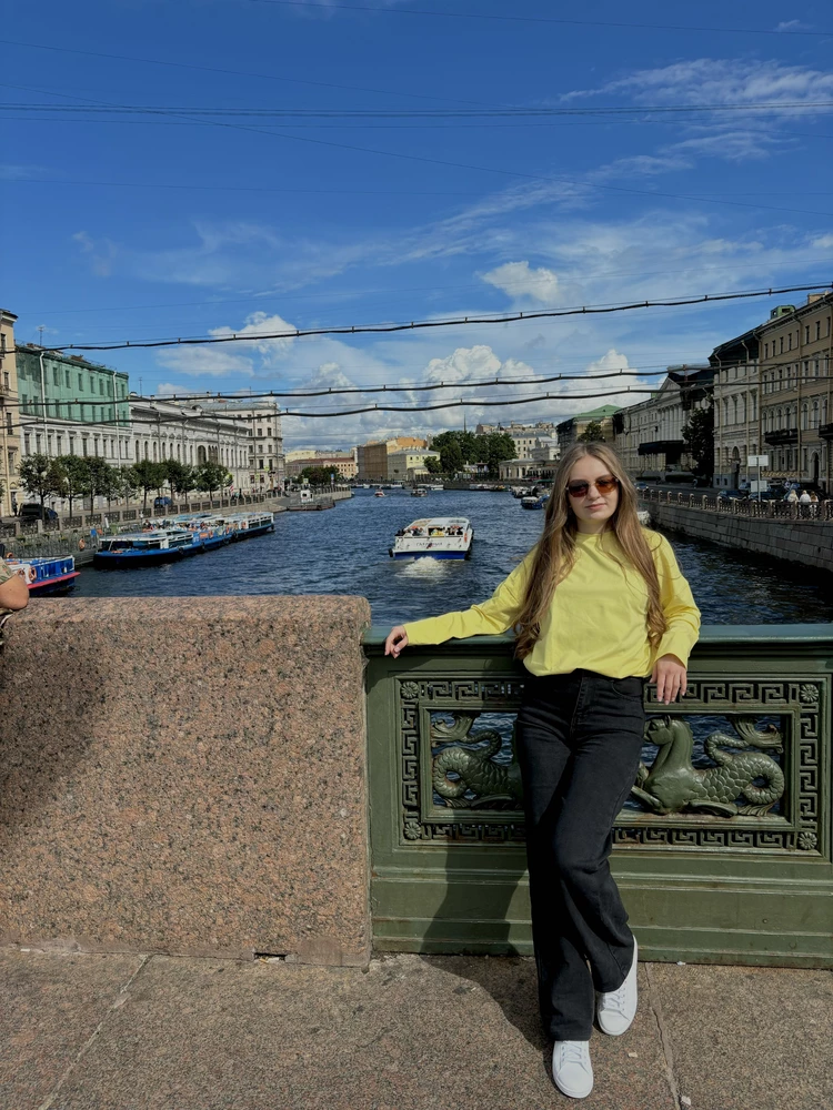 Джинсы прекрасно сидят, отлично выглядят, в них удобно
Но есть одно большое НО.. 
Я надела их под новые кроссовки и лонгслив, которые после одного дня окрасились! Вещи испорчены! Не отстирываются и не оттираются! 
Носить их можно только под все черное, иначе все ваши вещи тоже будут в черной краске!