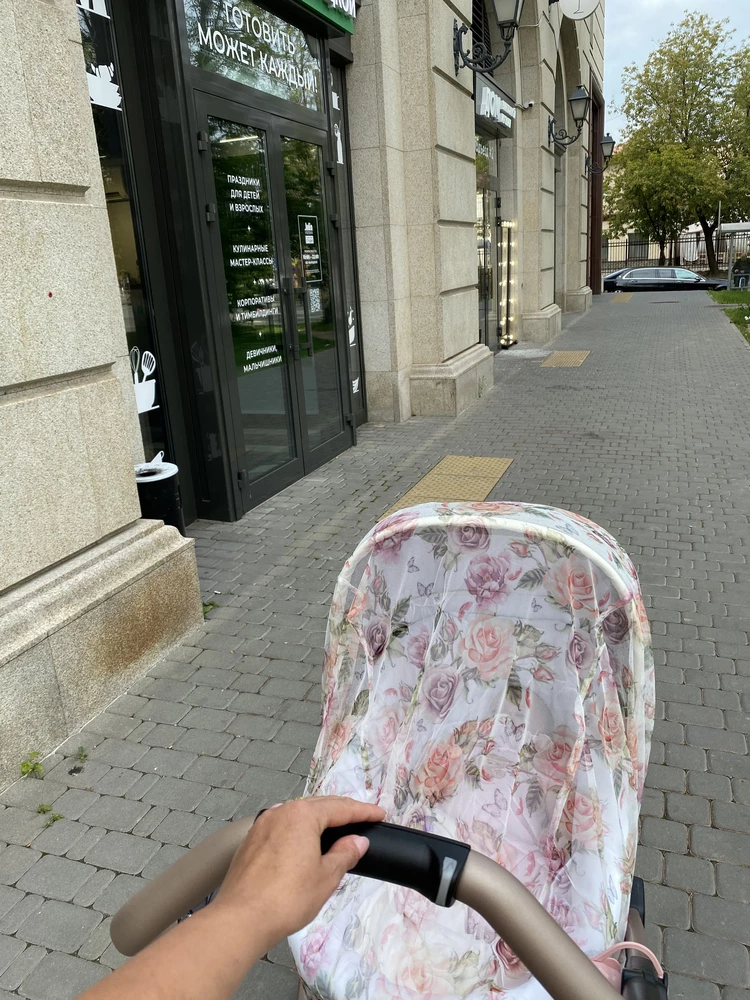 Это самая красивая москитная сетка в мире! Украсит любую коляску. На Peg Perego book села идеально!