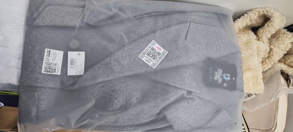 Огромная  благодарность за упаковку товара. Пальто идеально сложено, идеально упаковано, что редкость для ВБ, сразу видно уважение продавца к покупателям, очень приятно!  
Мне с типом фигуры "груша" не подошло по фасону, на талии широко, бёдра не застегнулись, поэтому отказ в пользу другой модели этого же продавца! 
Продавца рекомендую однозначно.