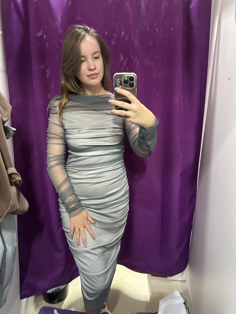 Платье на первый взгляд обысное, но когда одеваешь - все идеально. Подчеркивает фигуру, легкое, подойдет на лето и теплую осень. Затяжнк нигде не было и самое важное - гладить не обязательно! Длина отличная. За такую стоимость твердая 5!