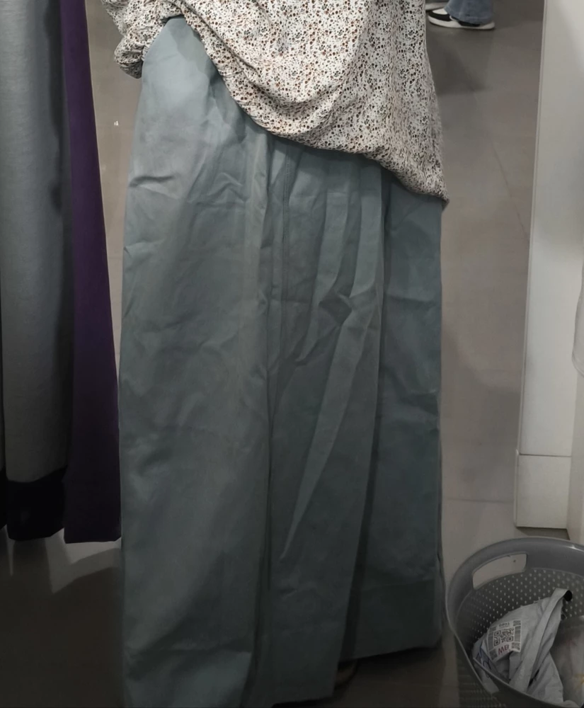 Классная юбка, неожиданно хорошего качества за  такую стоимость. Ровные швы, которые не торчат, нет торчащих ниток. На фото цвет не передаёт какой есть, но он очень интересный. Не чисто голубой. Огонь просто. И на теле сидит здорово. Не сильно толстый джинс, но и не сильно тонкий. Думаю с ранней весны до поздней осени будет отлично. Ткань натуральная, потому и мнется ( на последнем фото видно). Давно искала что то подобное и , наконец, нашла. Спасибо за ещё один любимый элемент гардероба ❤️ 
P.S. я ношу 44-46, но люблю одежду свободнее.