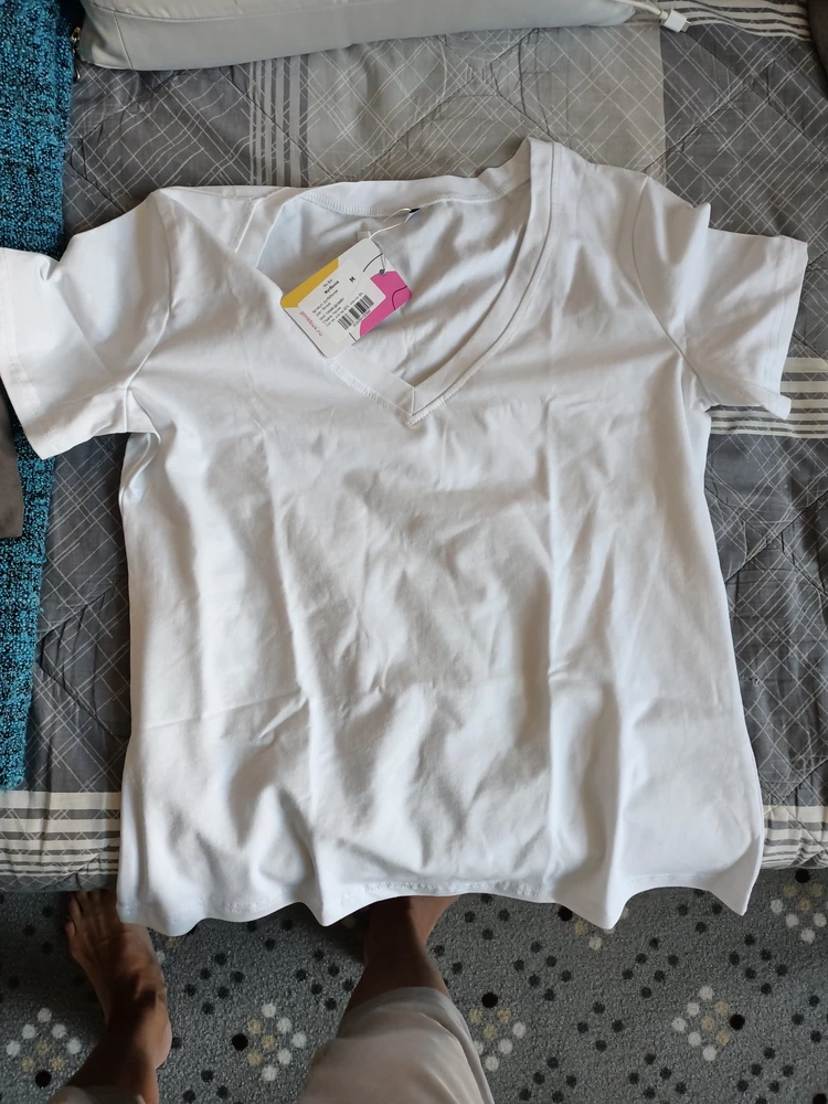 Футболка качественная, плотная, идёт в размер, короткая. Я довольна